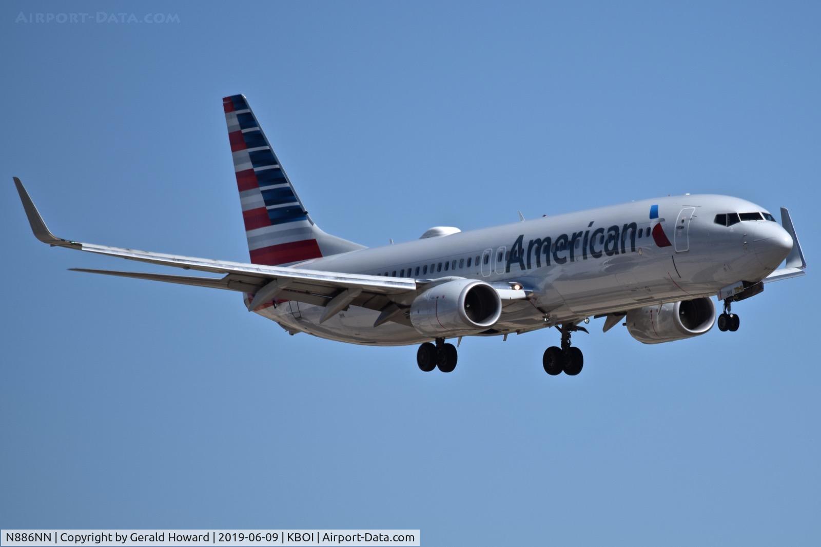 N886NN, 2012 Boeing 737-823 C/N 33223, Approach to RWY 10R.