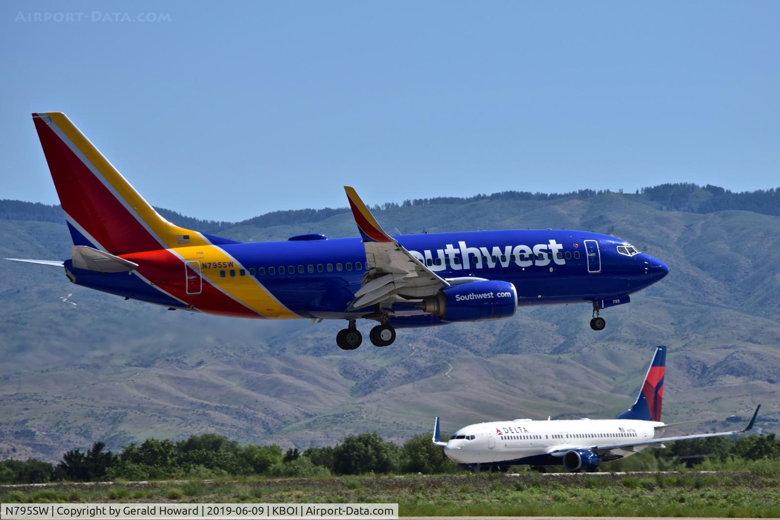N795SW, 2001 Boeing 737-7H4 C/N 30606, Landing RWY 10R.