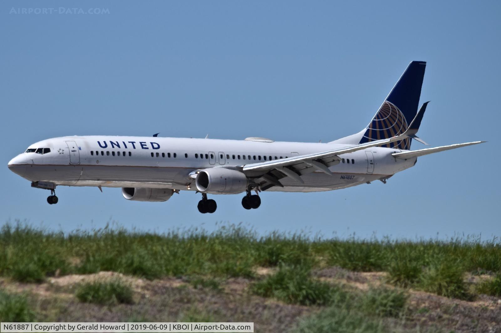 N61887, 2015 Boeing 737-924/ER C/N 42192, Landing RWY 10R.
