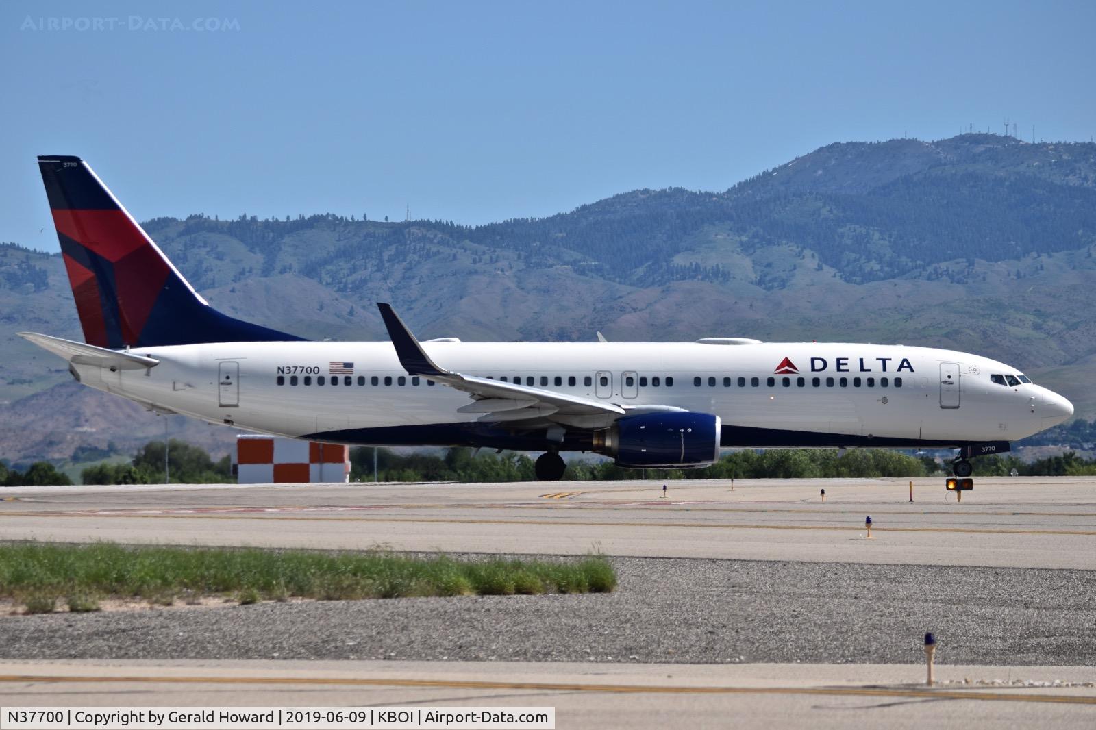 N37700, 2002 Boeing 737-832 C/N 29631, Awaiting take off clearance on RWY 10R.