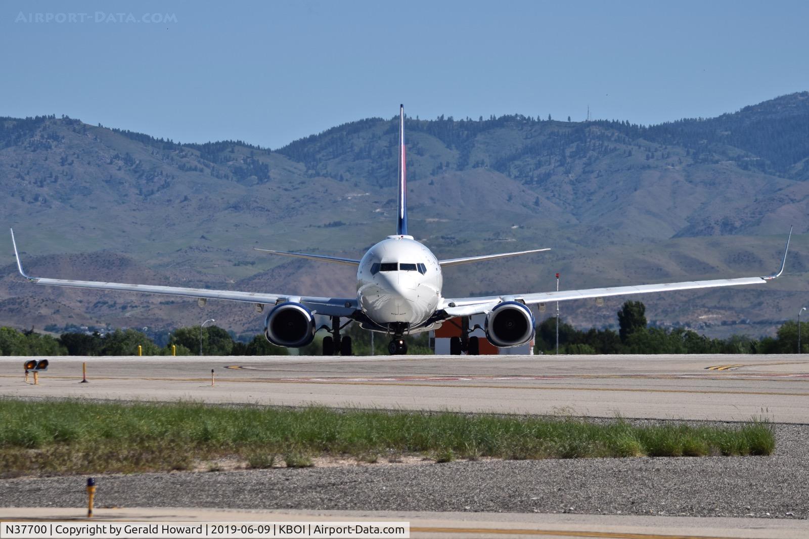 N37700, 2002 Boeing 737-832 C/N 29631, Taxiing to RWY 10R.