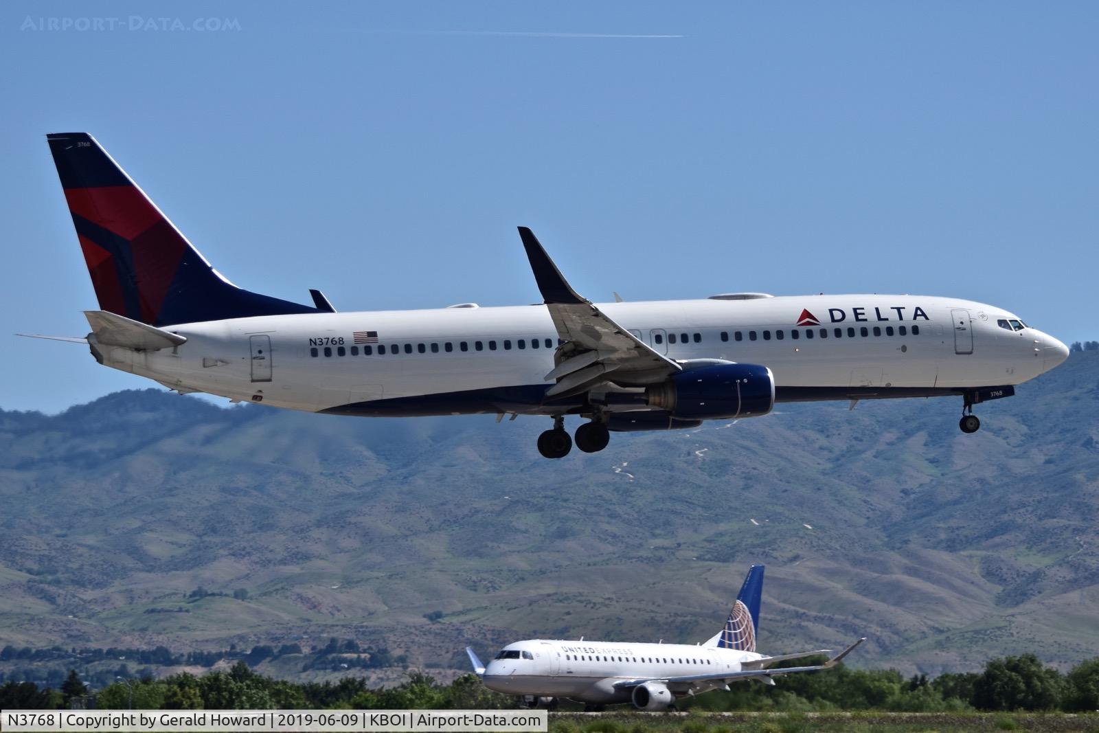 N3768, 2002 Boeing 737-832 C/N 29630, Landing RWY 10R.