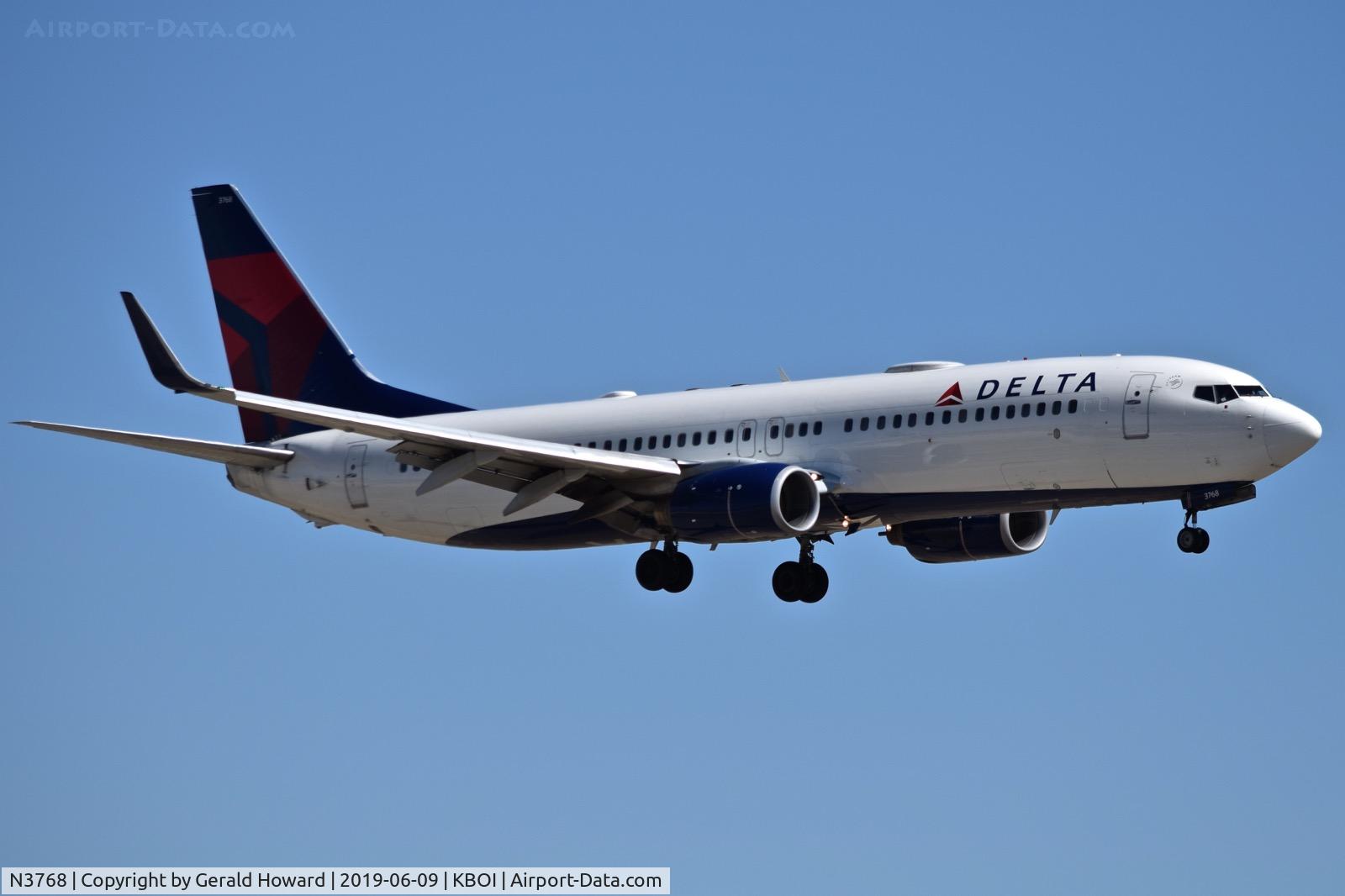 N3768, 2002 Boeing 737-832 C/N 29630, Approach to RWY 10R.