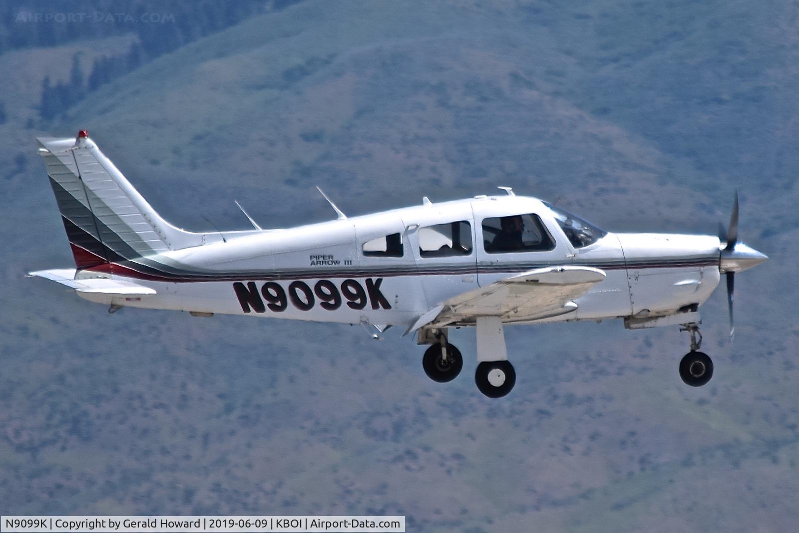 N9099K, 1977 Piper PA-28R-201 Cherokee Arrow III C/N 28R-7837028, Landing RWY 10R.