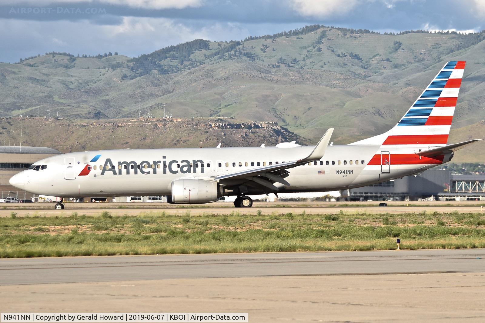 N941NN, 2013 Boeing 737-823 C/N 33232, Turning off RWY 28L.