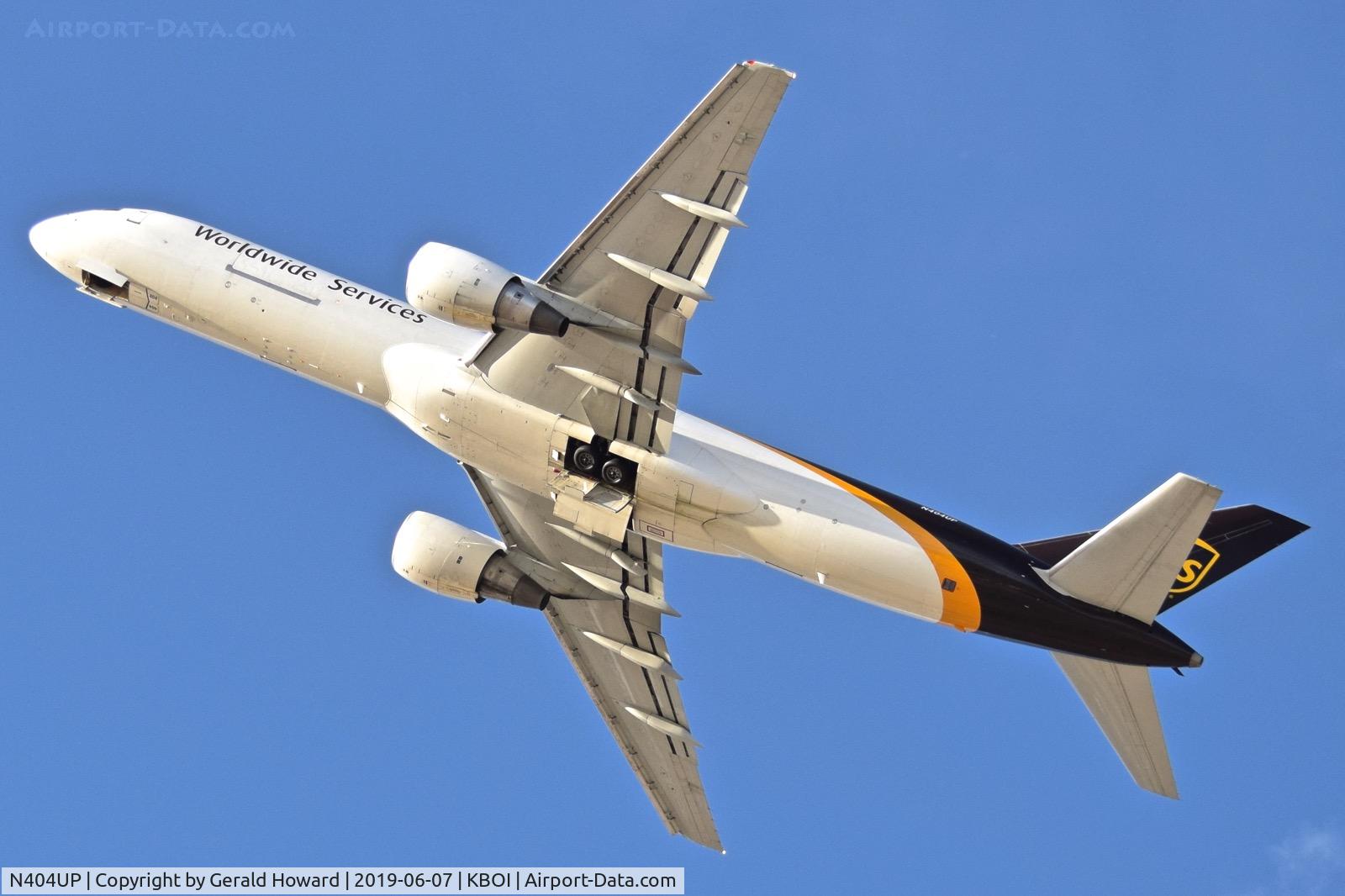 N404UP, 1987 Boeing 757-24APF C/N 23726, Climb out from RWY 28L.