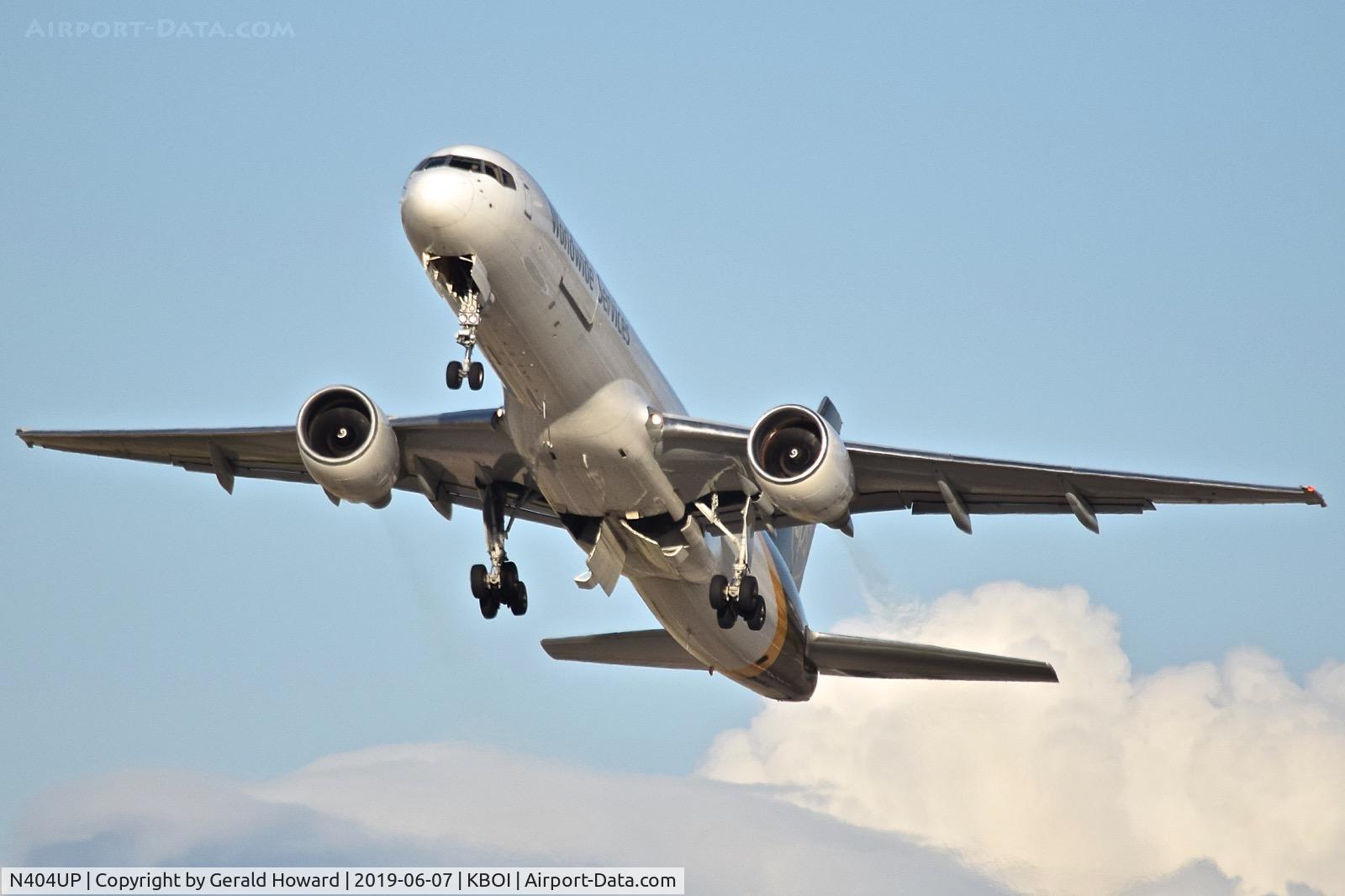 N404UP, 1987 Boeing 757-24APF C/N 23726, Take off from RWY 28L.