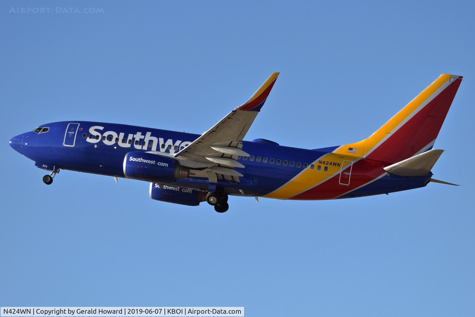 N424WN, 2002 Boeing 737-7H4 C/N 29828, Departing BOI.