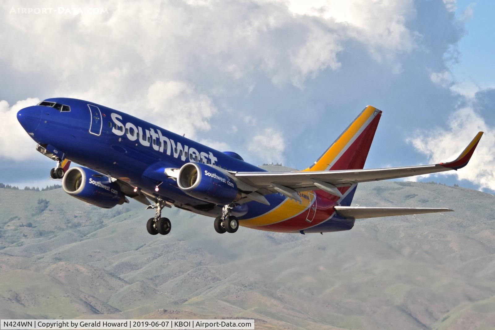 N424WN, 2002 Boeing 737-7H4 C/N 29828, Climb our from RWY 28L.