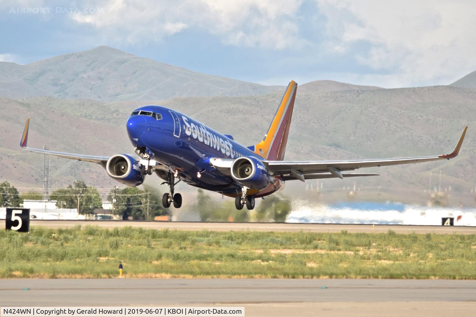 N424WN, 2002 Boeing 737-7H4 C/N 29828, Take off from RWY 28L.