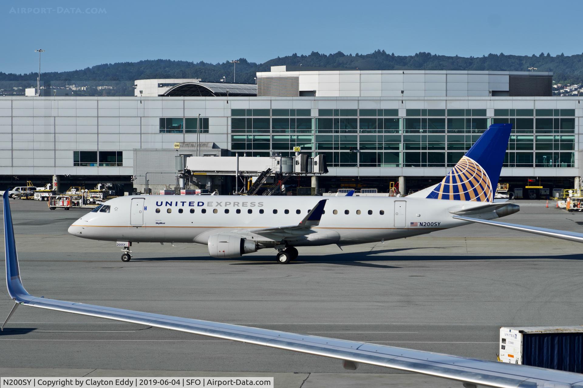 N200SY, 2016 Embraer 175LR (ERJ-170-200LR) C/N 17000623, SFO 2019.