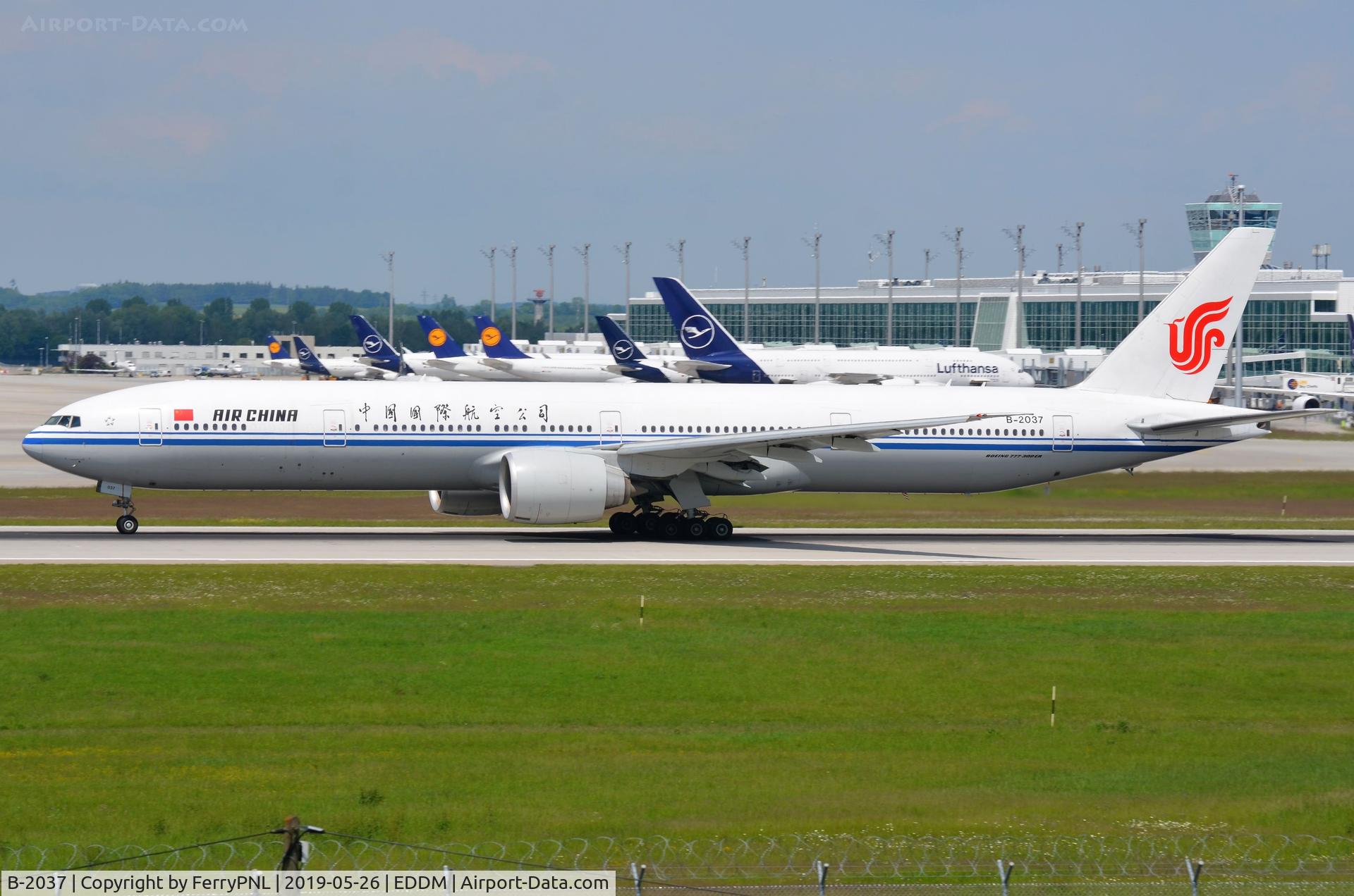B-2037, 2013 Boeing 777-39L/ER C/N 38677, Air China B773 taking-off for PEK