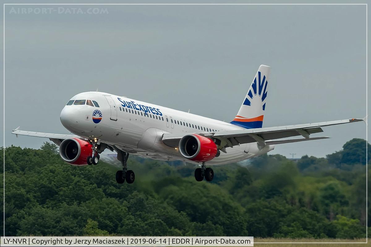 LY-NVR, 2000 Airbus A320-214 C/N 1370, Airbus A320-200