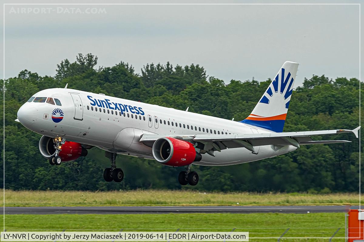 LY-NVR, 2000 Airbus A320-214 C/N 1370, Airbus A320-200