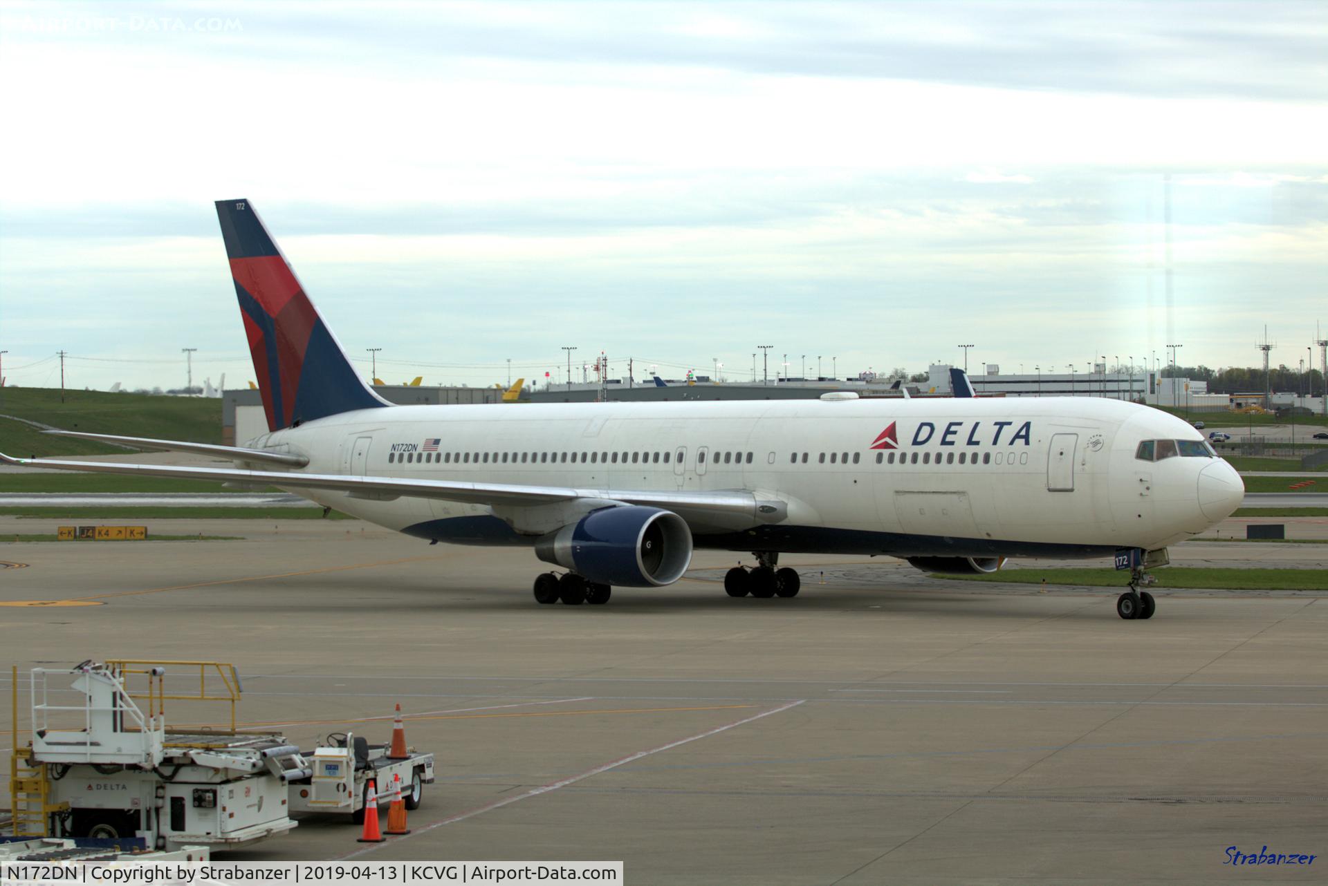 N172DN, 1990 Boeing 767-332 C/N 24775, Taxiing out for flight DL228 to Paris