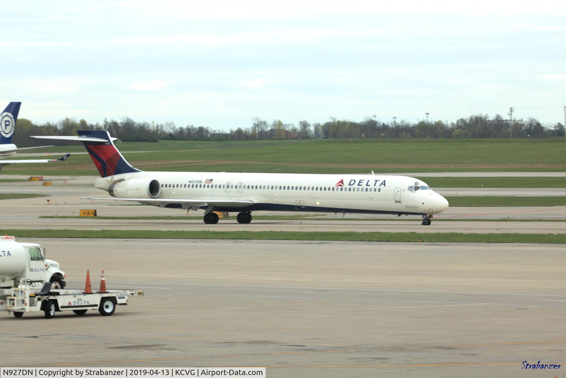 N927DN, 1999 McDonnell Douglas MD-90-30 C/N 53589, Flight DL2180 arriving from Atlanta