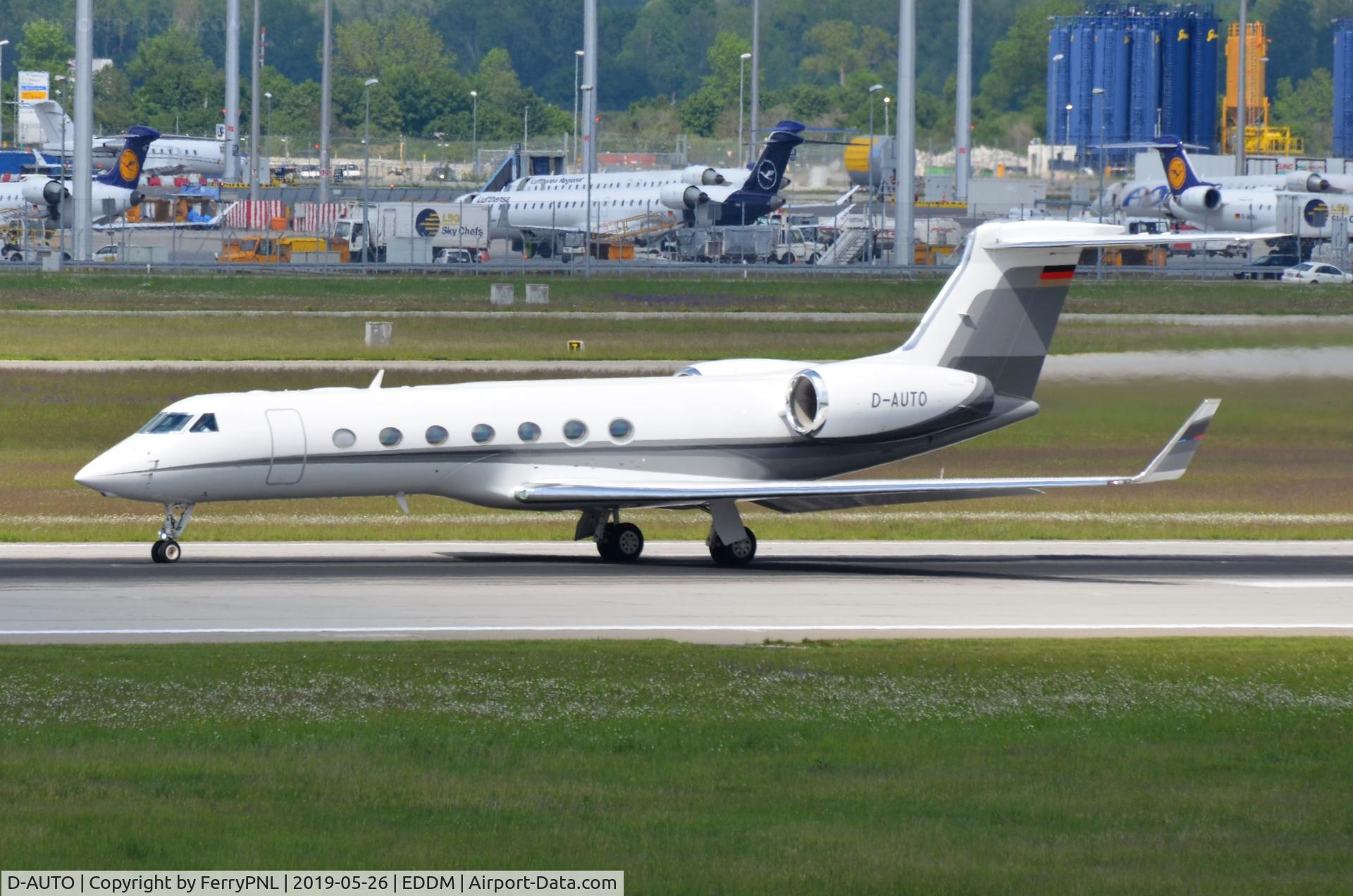 D-AUTO, 2007 Gulfstream Aerospace GV-SP (G550) C/N 5171, BMW Flugdienst G550 departing from its base in MUC.