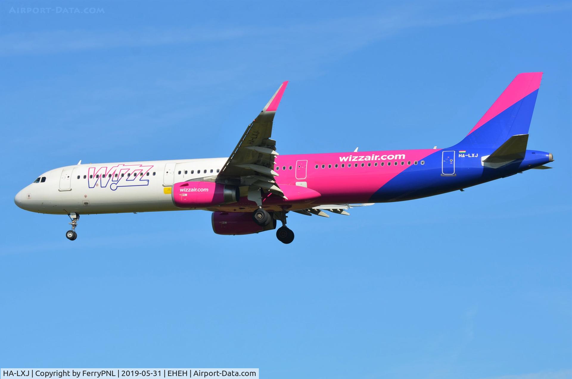HA-LXJ, 2016 Airbus A321-231 C/N 7316, Wizzair A321 on short finals.