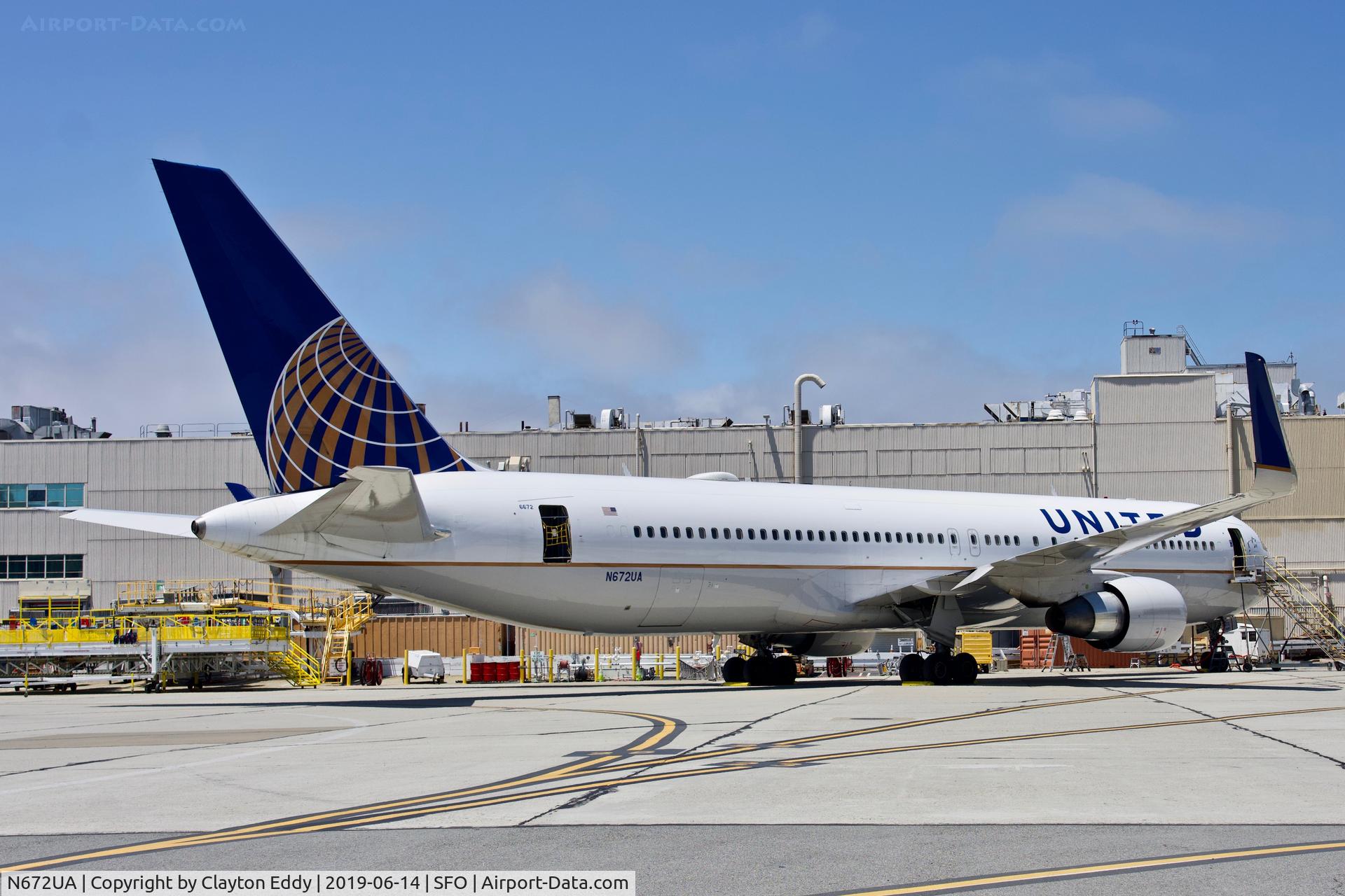N672UA, 1999 Boeing 767-322 C/N 30027, SFO 2019.