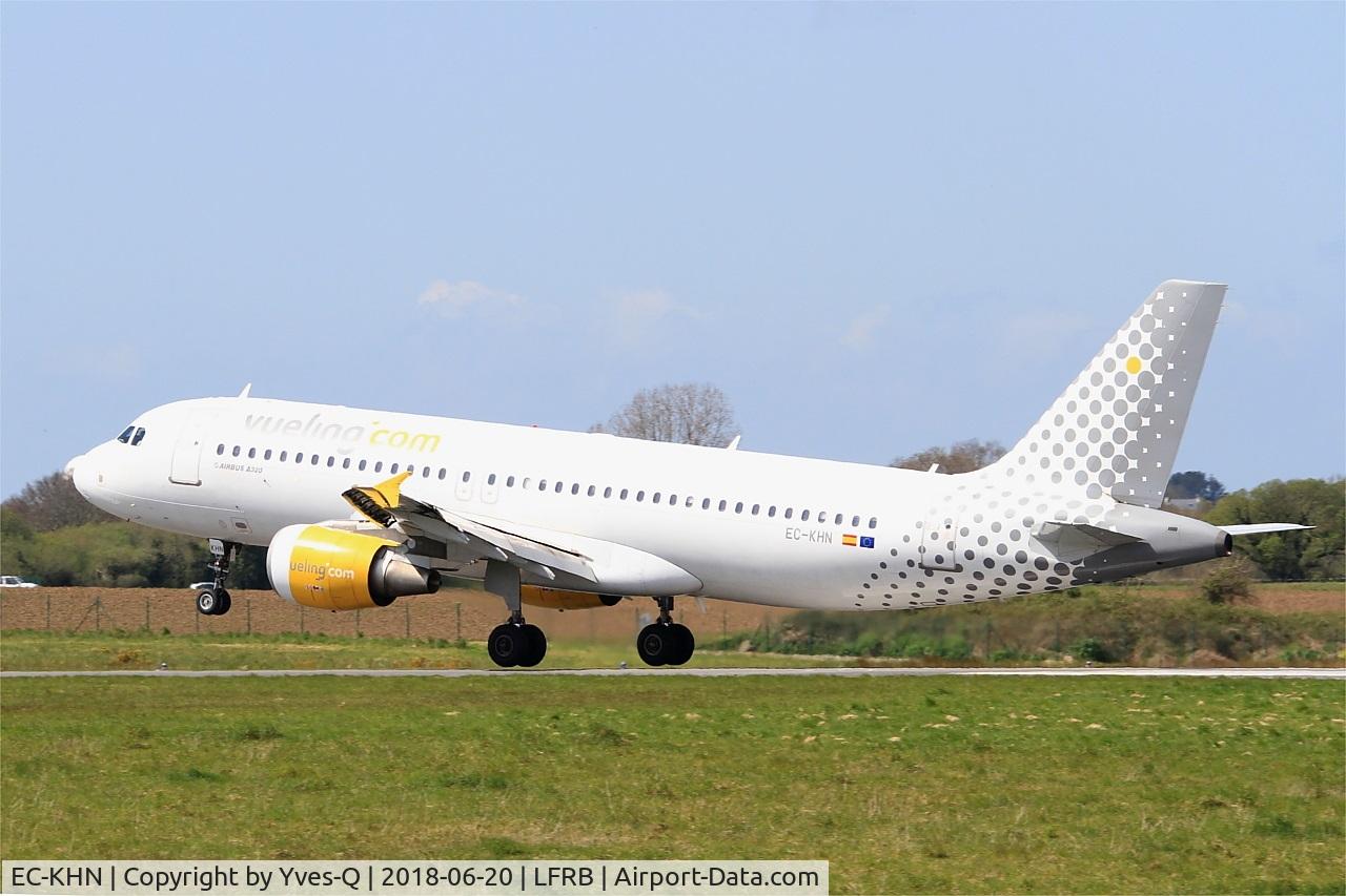 EC-KHN, 2007 Airbus A320-216 C/N 3203, Airbus A320-216, Landing rwy 25L, Brest-Bretagne airport (LFRB-BES)