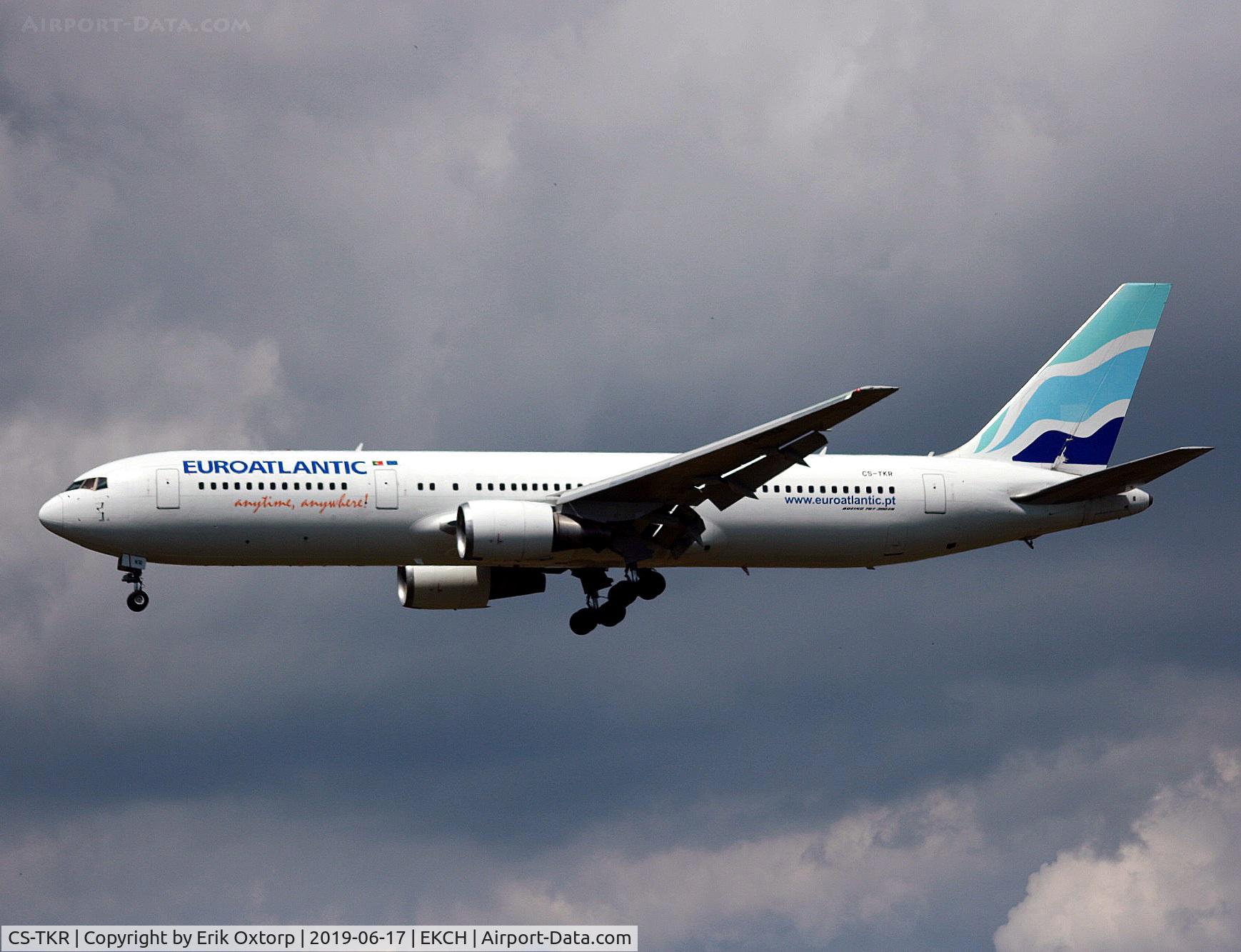 CS-TKR, 2001 Boeing 767-36N/ER C/N 30854, CS-TKR landing rw 22L