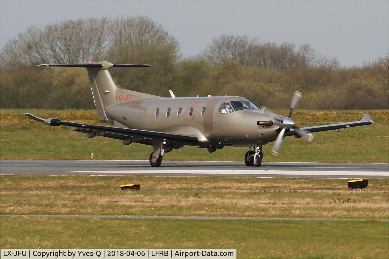 LX-JFU, 2012 Pilatus PC-12/47E C/N 1356, Pilatus PC-1247E, Taxiing rwy 25L, Brest-Bretagne Airport (LFRB-BES)