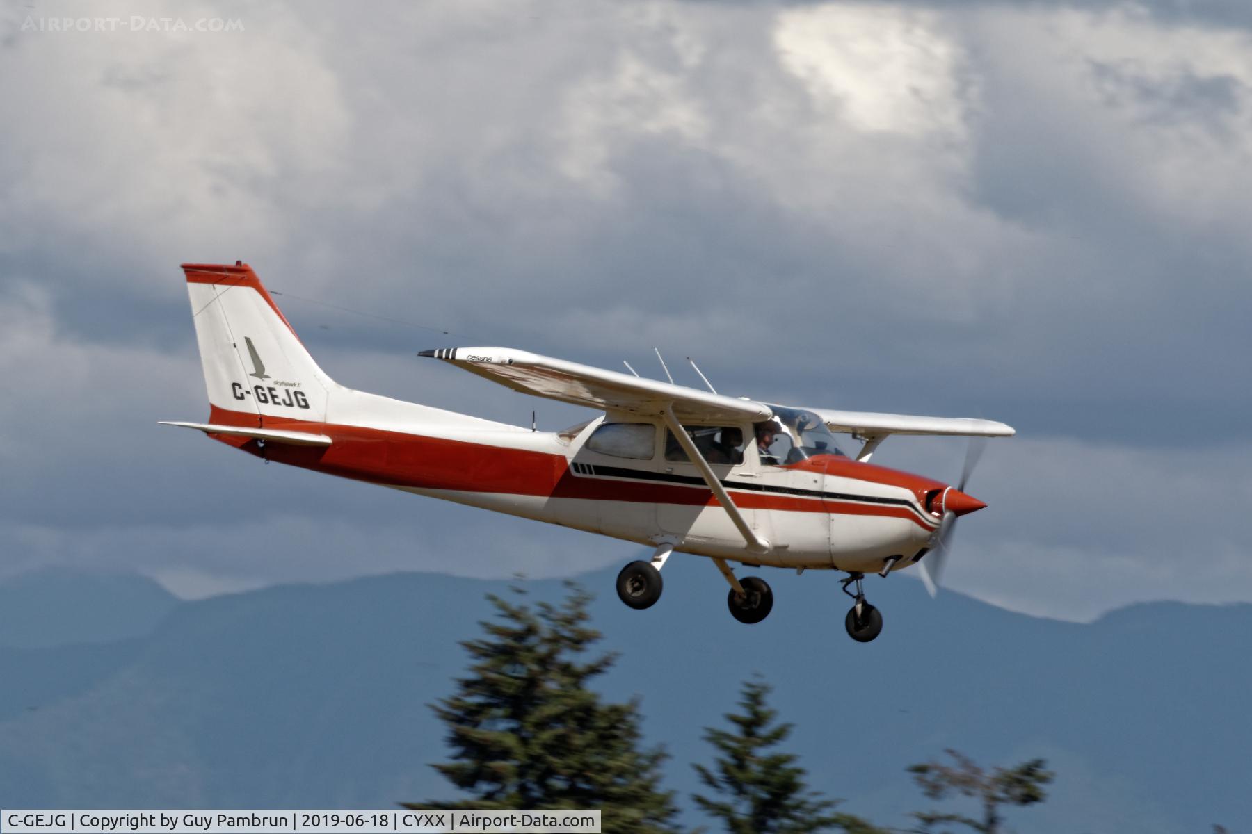 C-GEJG, 1975 Cessna 172M Skyhawk II C/N 172-64173, Landing