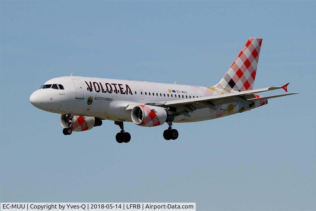 EC-MUU, 2004 Airbus A319-111 C/N 2253, Airbus A319-111, Short approach rwy 25L, Brest-Bretagne airport (LFRB-BES)