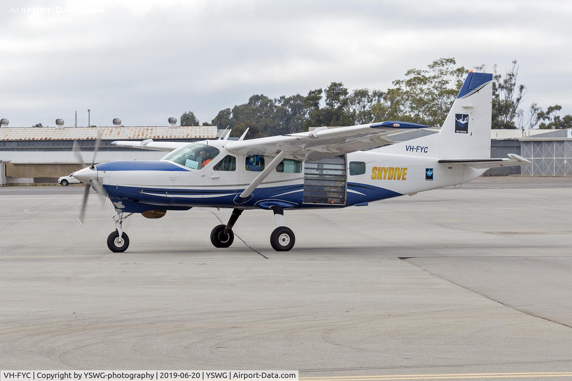 VH-FYC, 1996 Cessna 208 Caravan 1 C/N 20800260, Cessna 208 (VH-FYC) taxiing at Wagga Wagga Airport