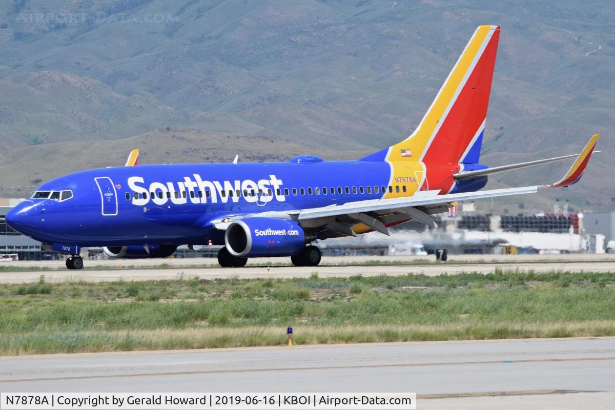 N7878A, 2005 Boeing 737-7K9 C/N 34320, Landing roll out on RWY 28L.