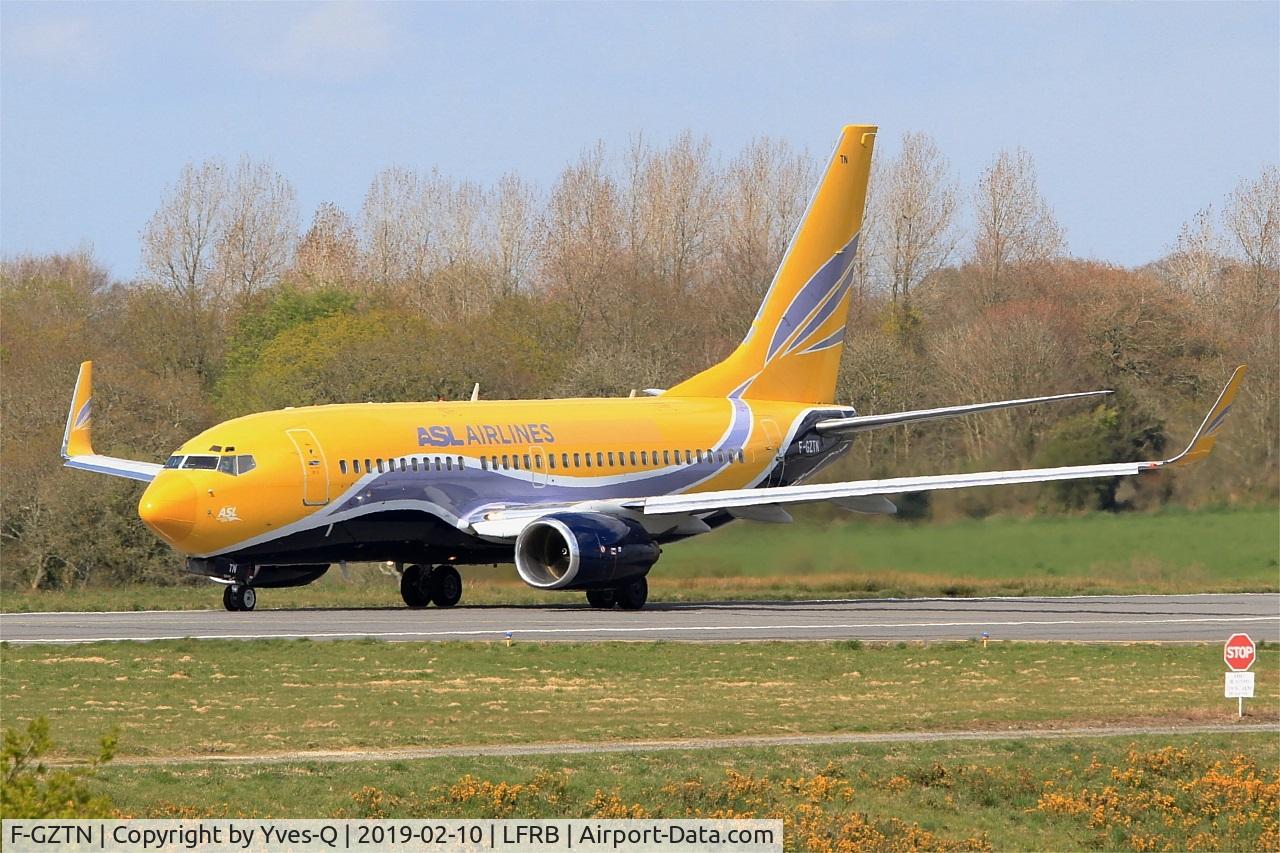 F-GZTN, 1999 Boeing 737-73S C/N 29080, Boeing B-737-73S, Ready to take off rwy 25L, Brest-Bretagne airport (LFRB-BES)