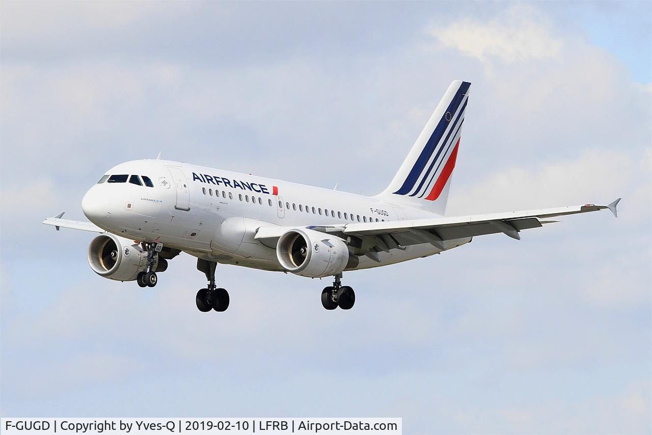 F-GUGD, 2003 Airbus A318-111 C/N 2081, Airbus A318-111, Short approach rwy 25L, Brest-Bretagne airport (LFRB-BES)