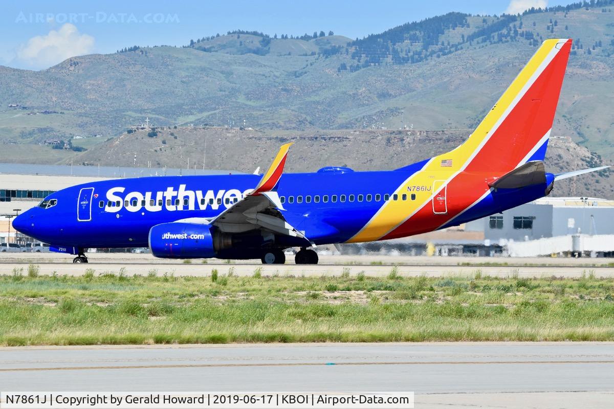 N7861J, 2005 Boeing 737-79P C/N 33008, Turning off RWY 28L.