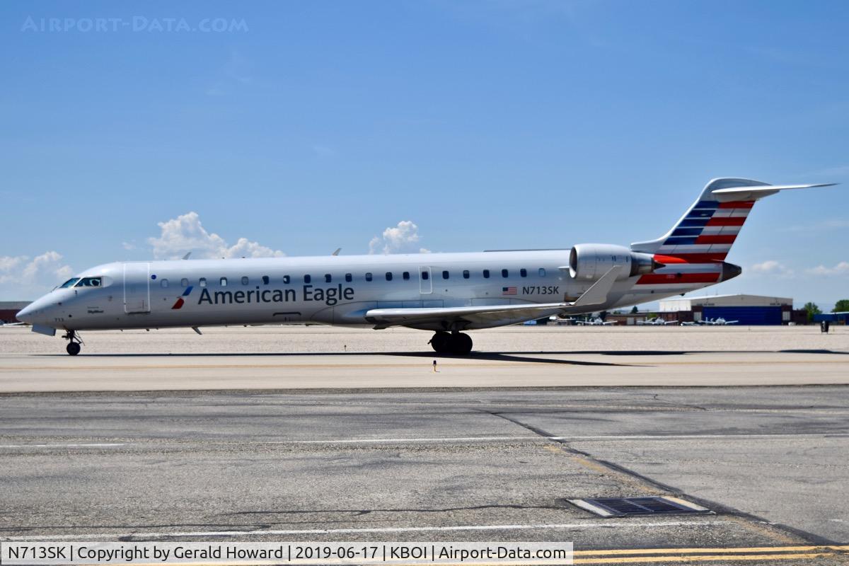 N713SK, 2004 Bombardier CRJ-701ER (CL-600-2C10) Regional Jet C/N 10174, Taxiing to the gate.