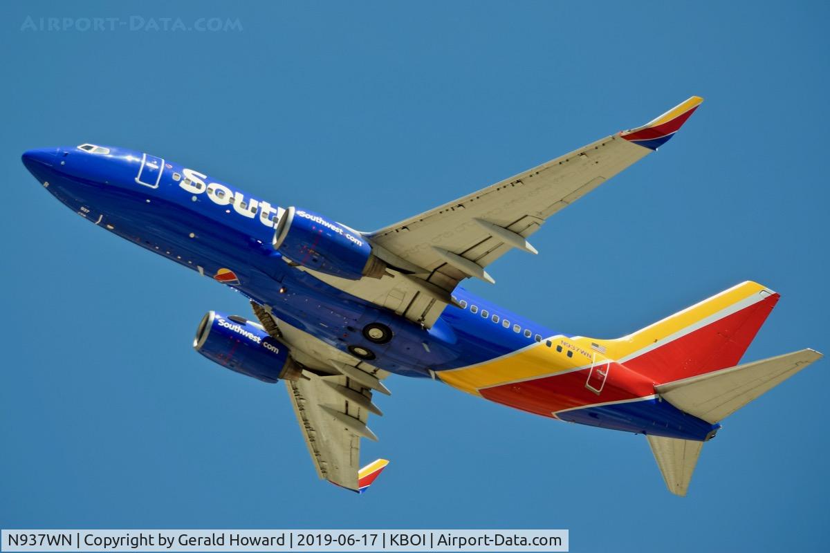 N937WN, 2009 Boeing 737-7H4 C/N 36644, Climb out from RWY 28L.