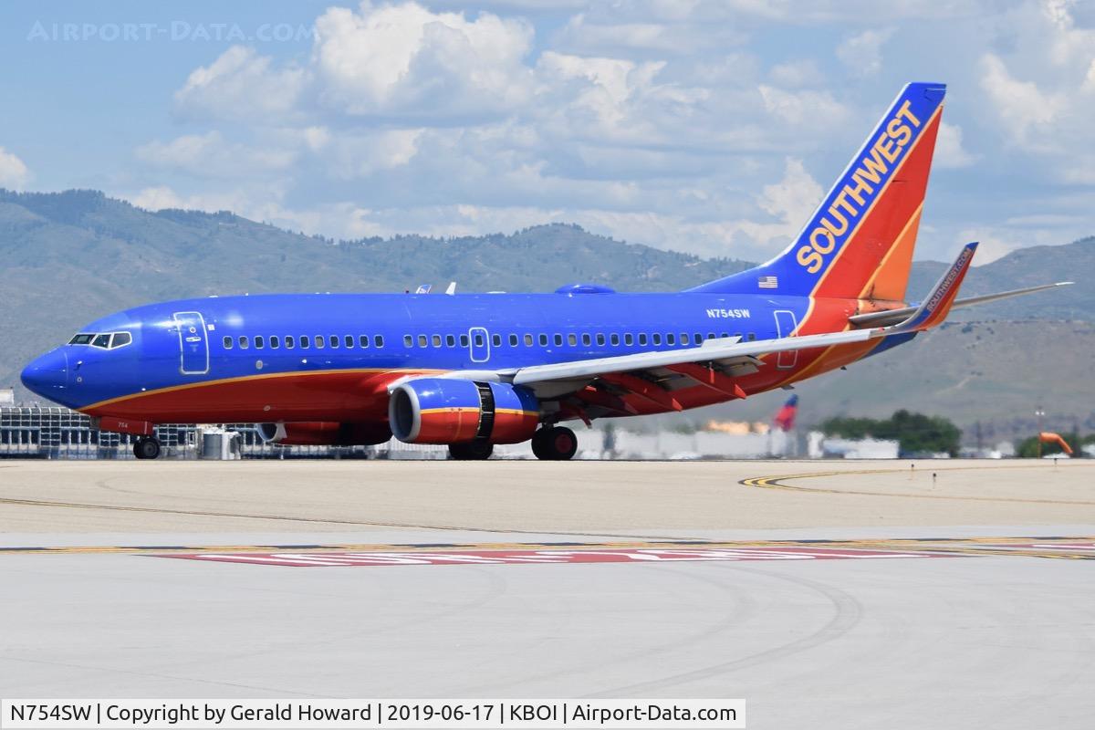 N754SW, 1999 Boeing 737-7H4 C/N 29849, Landing roll out on RWY 28L.