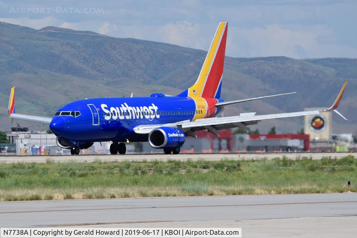 N7738A, 2006 Boeing 737-7BD C/N 33930, Landing roll out on RWY 28L.