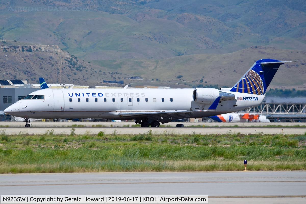 N923SW, 2002 Bombardier CRJ-200LR (CL-600-2B19) C/N 7664, Turning off RWY 28L.