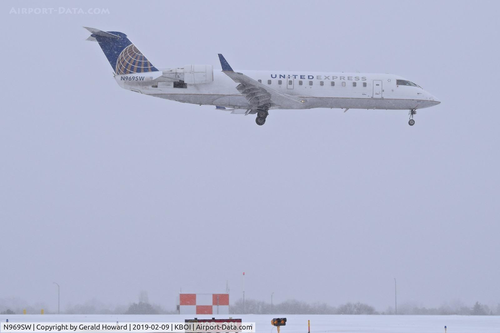 N969SW, 2003 Bombardier CRJ-200ER (CL-600-2B19) C/N 7876, Landing RWY 10R.