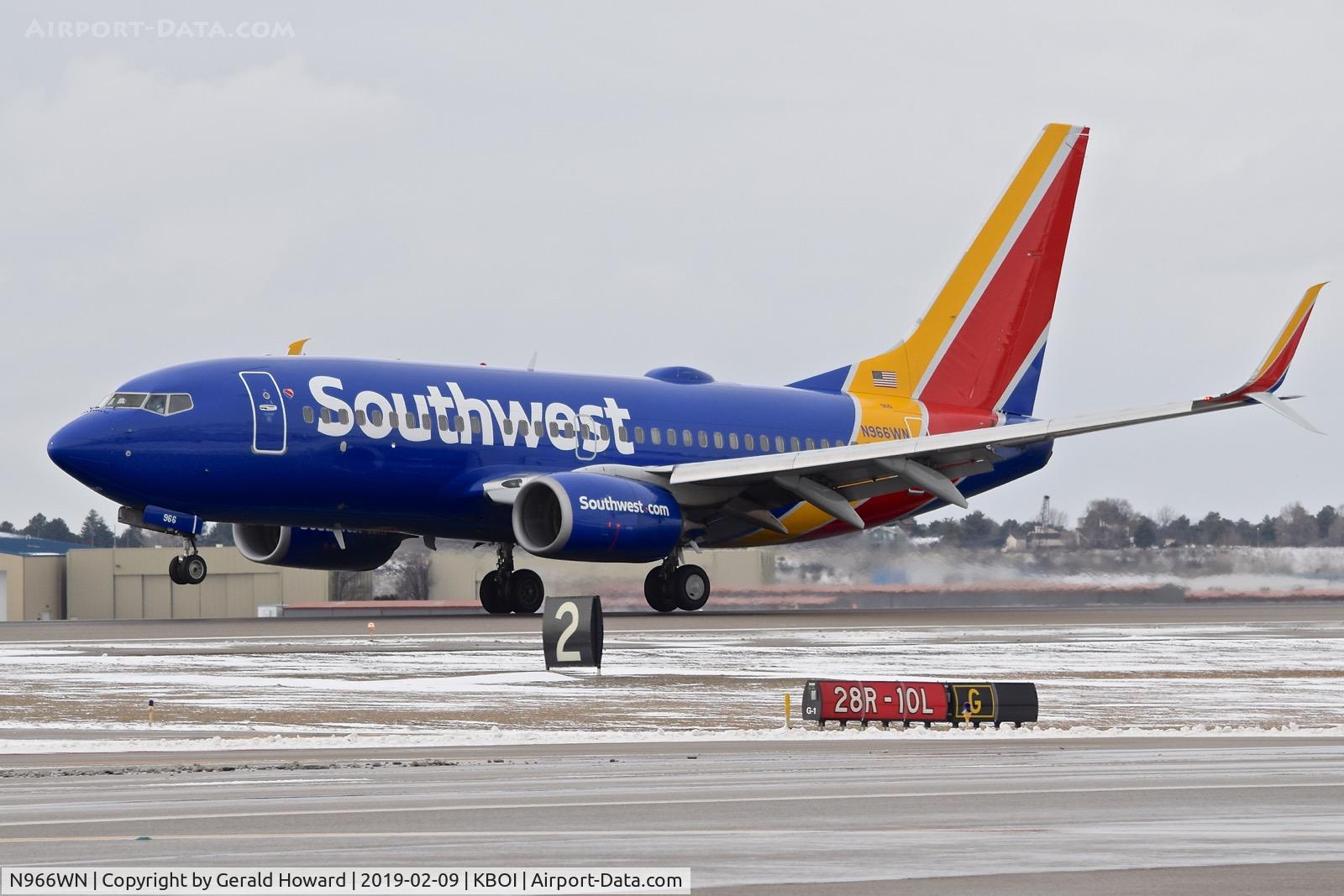 N966WN, 2011 Boeing 737-7H4 C/N 36966, Landing RWY 10L.