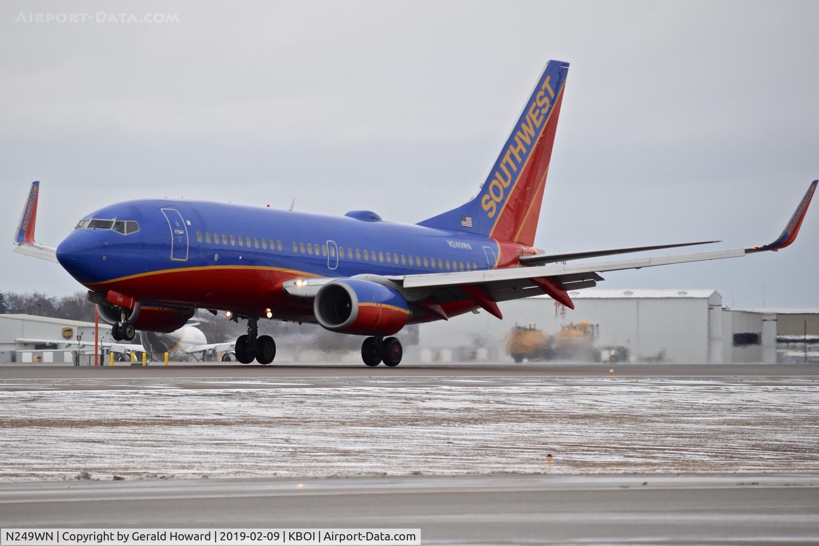 N249WN, 2006 Boeing 737-7H4 C/N 34951, Landing RWY 10L.