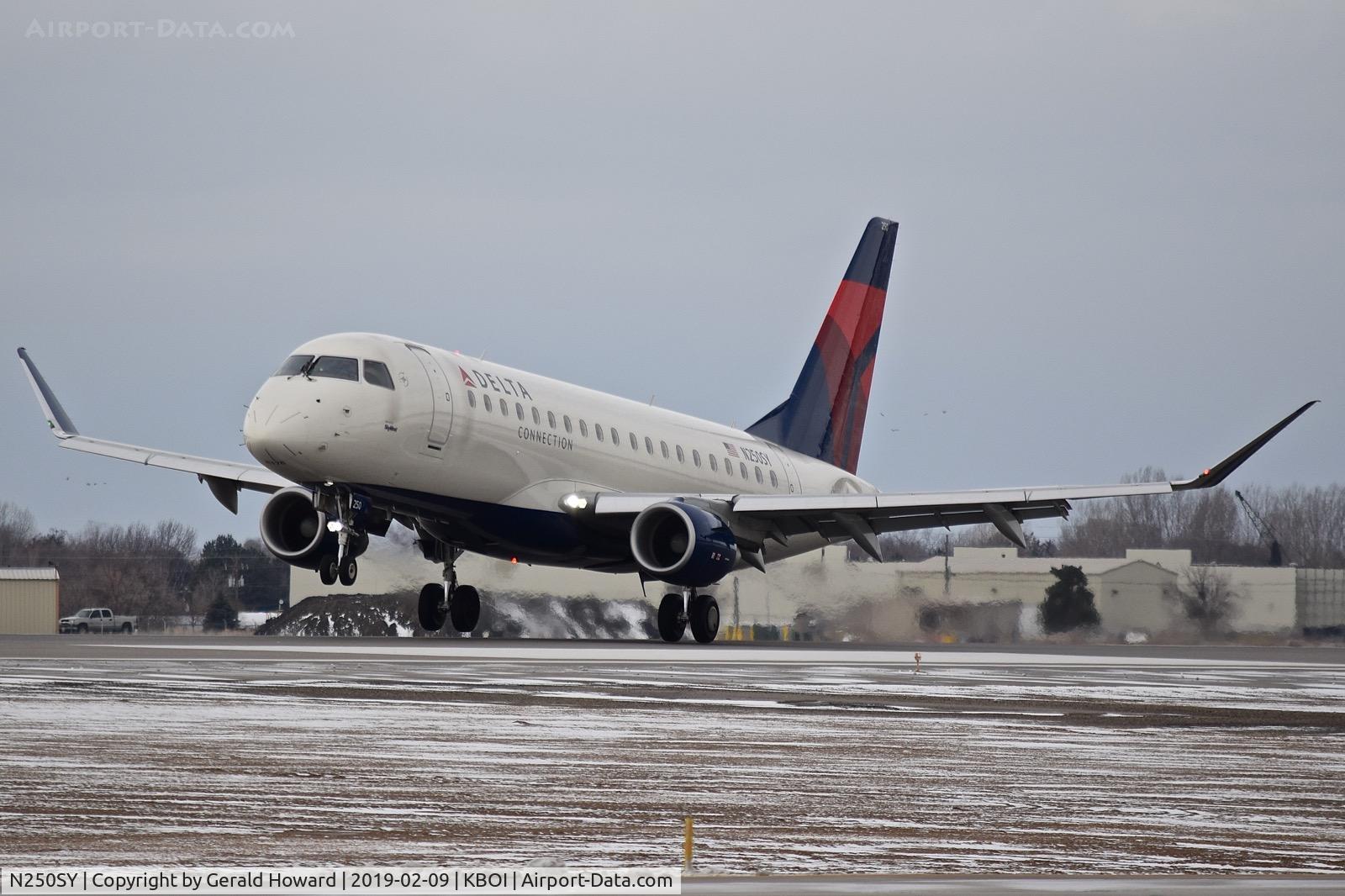 N250SY, 2016 Embraer 175LR (ERJ-170-200LR) C/N 17000610, Landing RWY 10L.