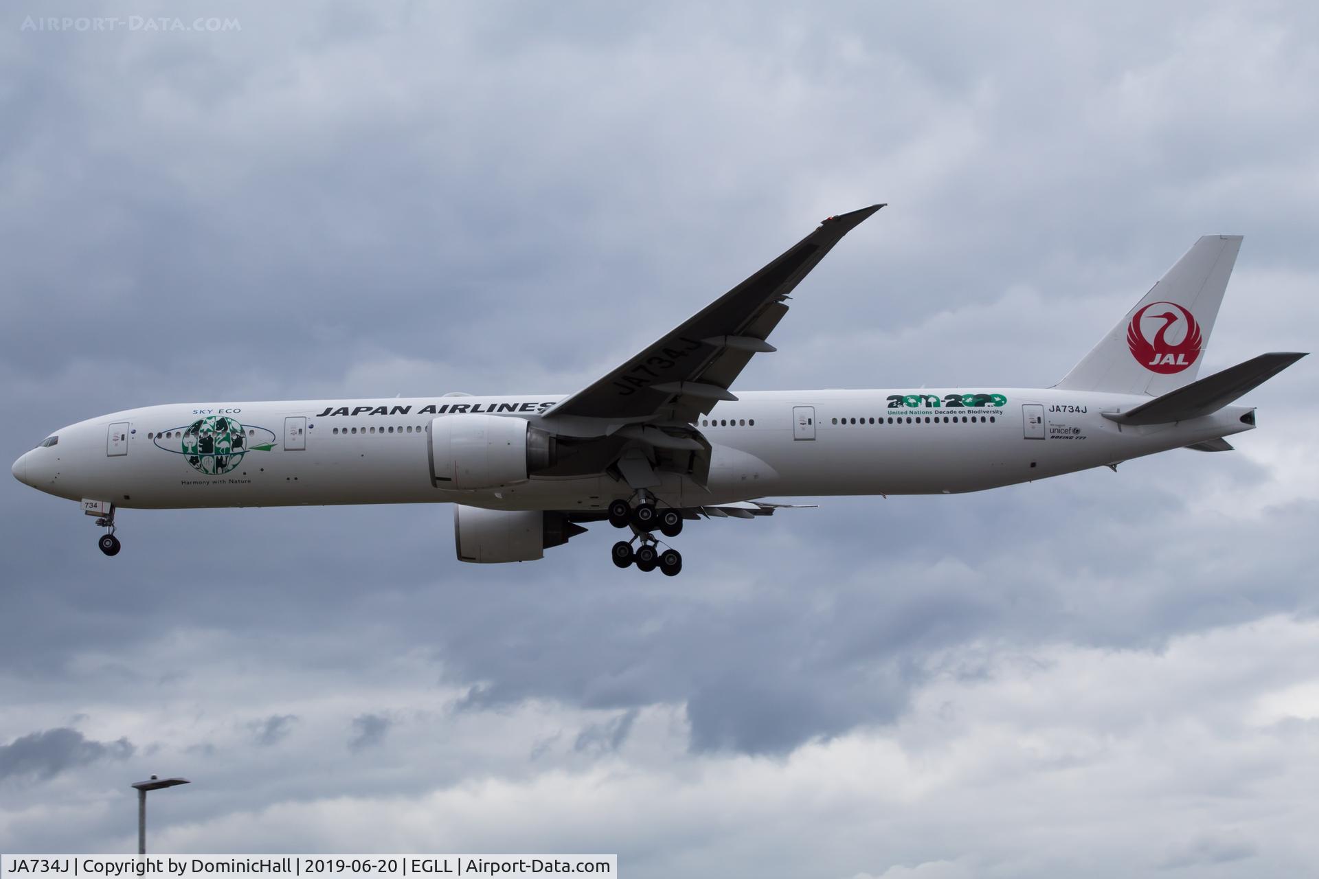 JA734J, 2005 Boeing 777-346/ER C/N 32433, Landing RWY 27R