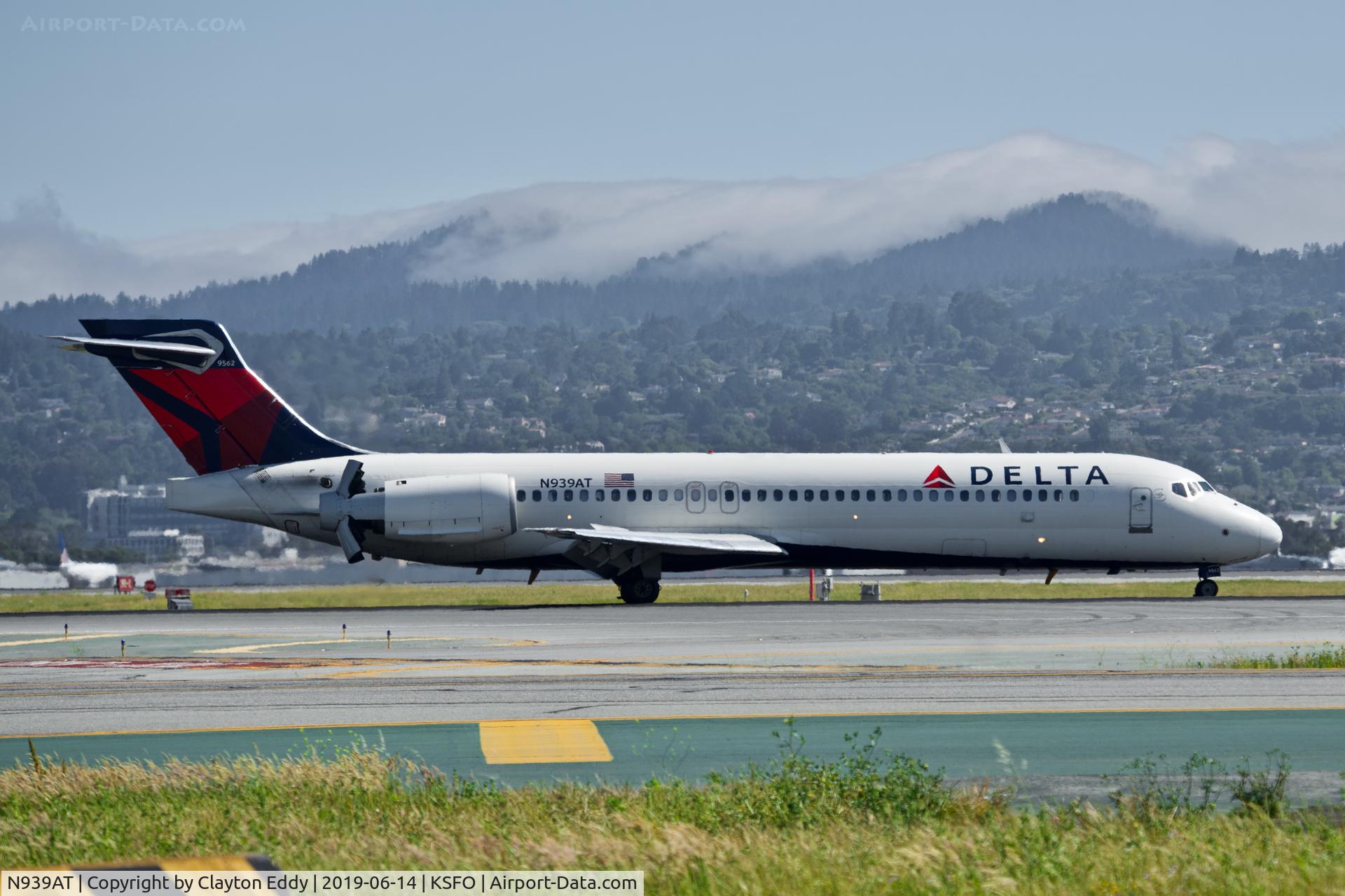 N939AT, 2006 Boeing 717-200 C/N 55099, SFO 2019.