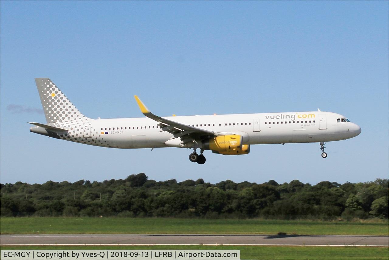 EC-MGY, 2015 Airbus A321-231 C/N 6638, Airbus A321-231, On final rwy 07R, Brest-Guipavas Airport (LFRB-BES)