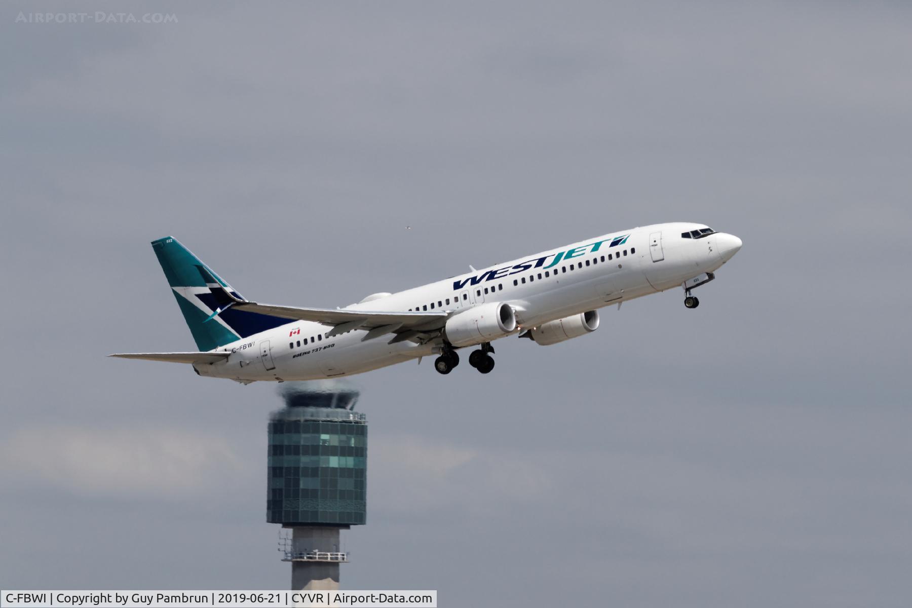 C-FBWI, 2013 Boeing 737-8CT C/N 39090, Departing