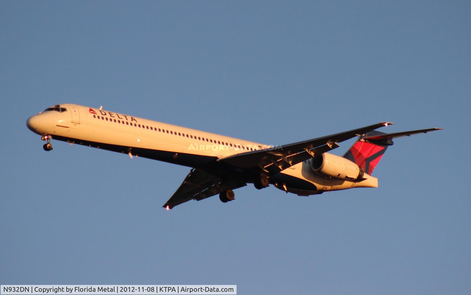 N932DN, 1996 McDonnell Douglas MD-90-30 C/N 53457, TPA spotting