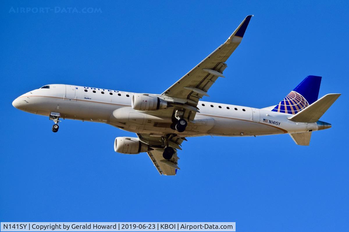 N141SY, 2015 Embraer 175LR (ERJ-170-200LR) C/N 17000472, Landing RWY 28L.