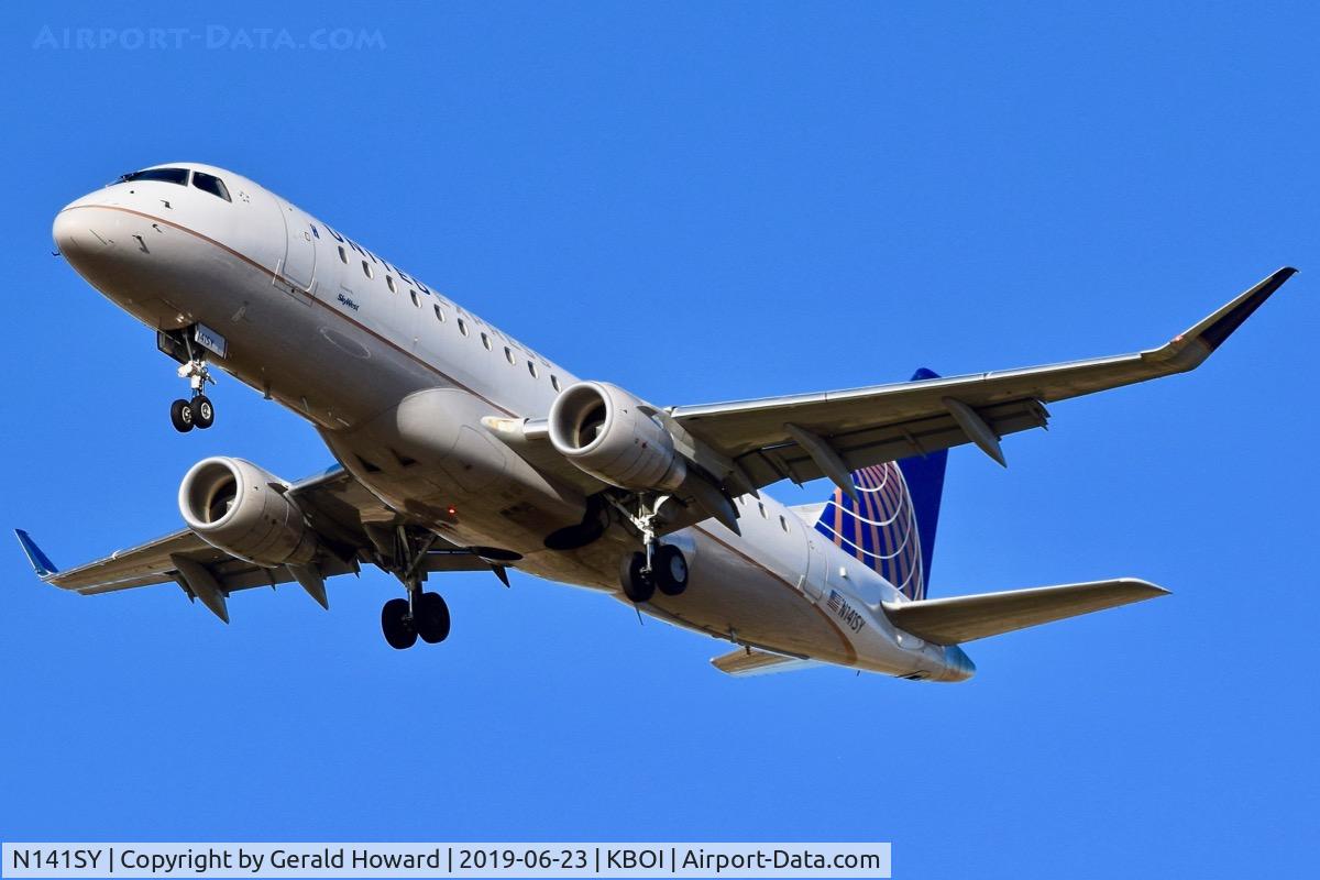 N141SY, 2015 Embraer 175LR (ERJ-170-200LR) C/N 17000472, Approach to RWY 28L.