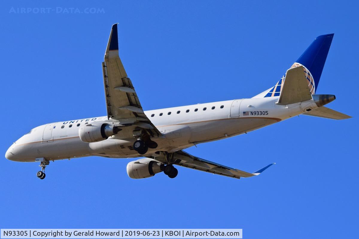 N93305, 2014 Embraer 175LR (ERJ-170-200LR) C/N 17000412, Landing RWY 28L.